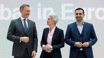 „Streitbar in Europa“: Der Parteitag der FDP um Lindner (l-r), Strack-Zimmermann und Djir-Sarai könnte für Zoff in der Ampel-Koalition sorgen. (Foto: Bernd von Jutrczenka/dpa)