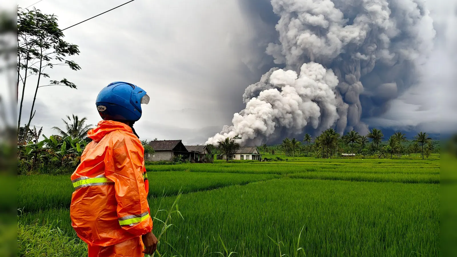Die Aschesäule ist weithin zu sehen. (Foto: Dwi Sasongko/XinHua/dpa)