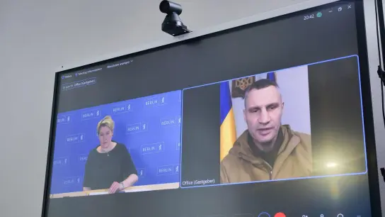 Ein von der Senatskanzlei in Berlin zur Verfügung gestelltes Foto zeigt das Fake-Videotelefonat zwischen einem vorgeblichen Vitali Klitschko mit Berlins Regierender Bürgermeisterin Franziska Giffey (SPD). (Foto: -/Senatskanzlei Berlin/dpa)