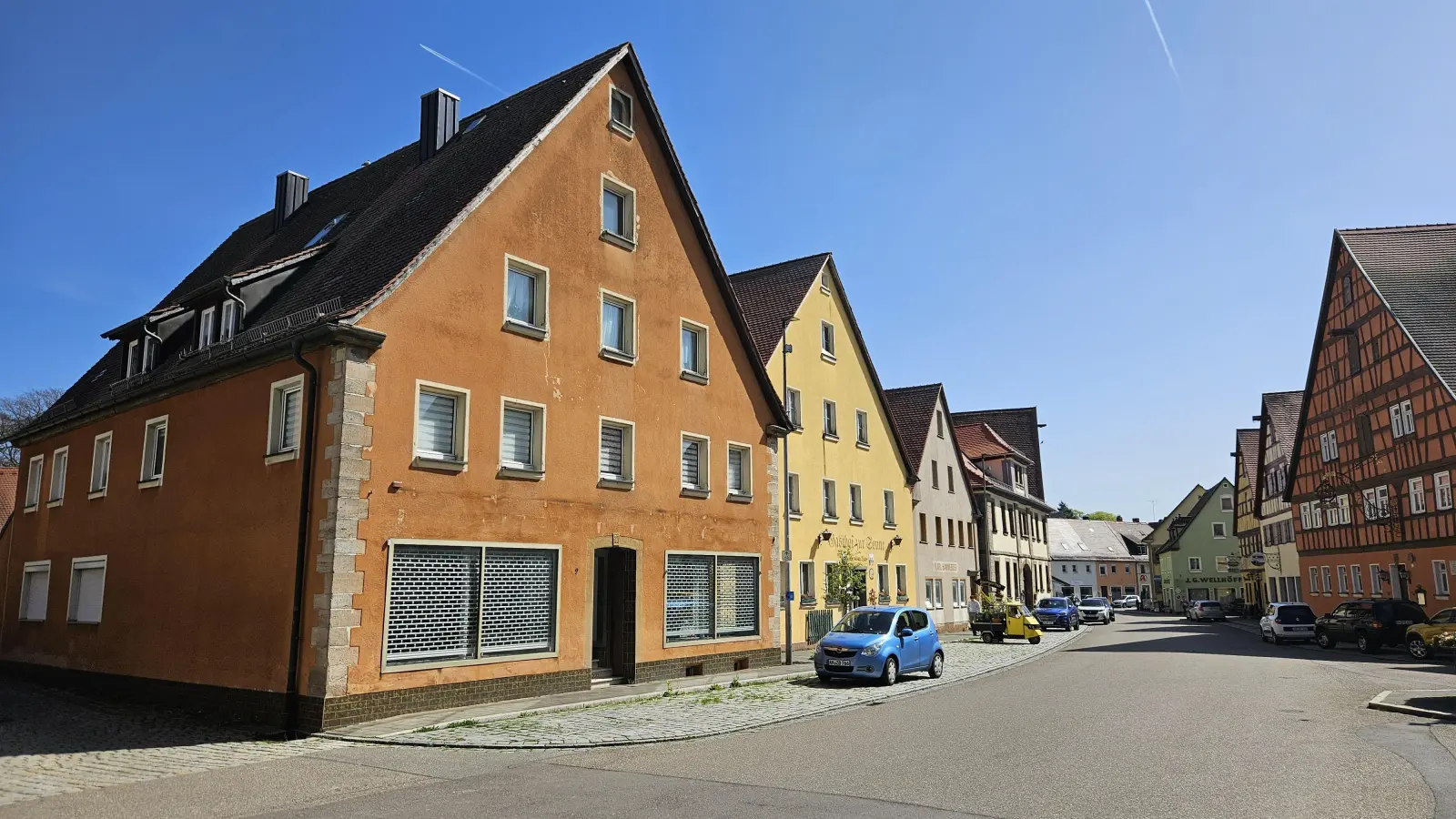 Neue Heimat in der Altstadt – zumindest vorübergehend: In dem Gebäude links im Bild sollen bis zu 20 Flüchtlinge eine Bleibe finden. Die Stadt Leutershausen hat das Haus Am Markt 9 gekauft. (Foto: Wolfgang Grebenhof)