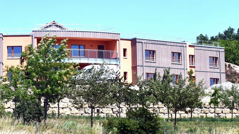 Das Haus Chrysopras ist bereits das zehnte Wohnhaus auf dem Gelände im Ortsteil Hausenhof. Es beherbergt 16 großzügige Bewohnerzimmer, die alle barrierefrei gestaltet wurden. (Foto: Gudrun Schwarz-Köhler)