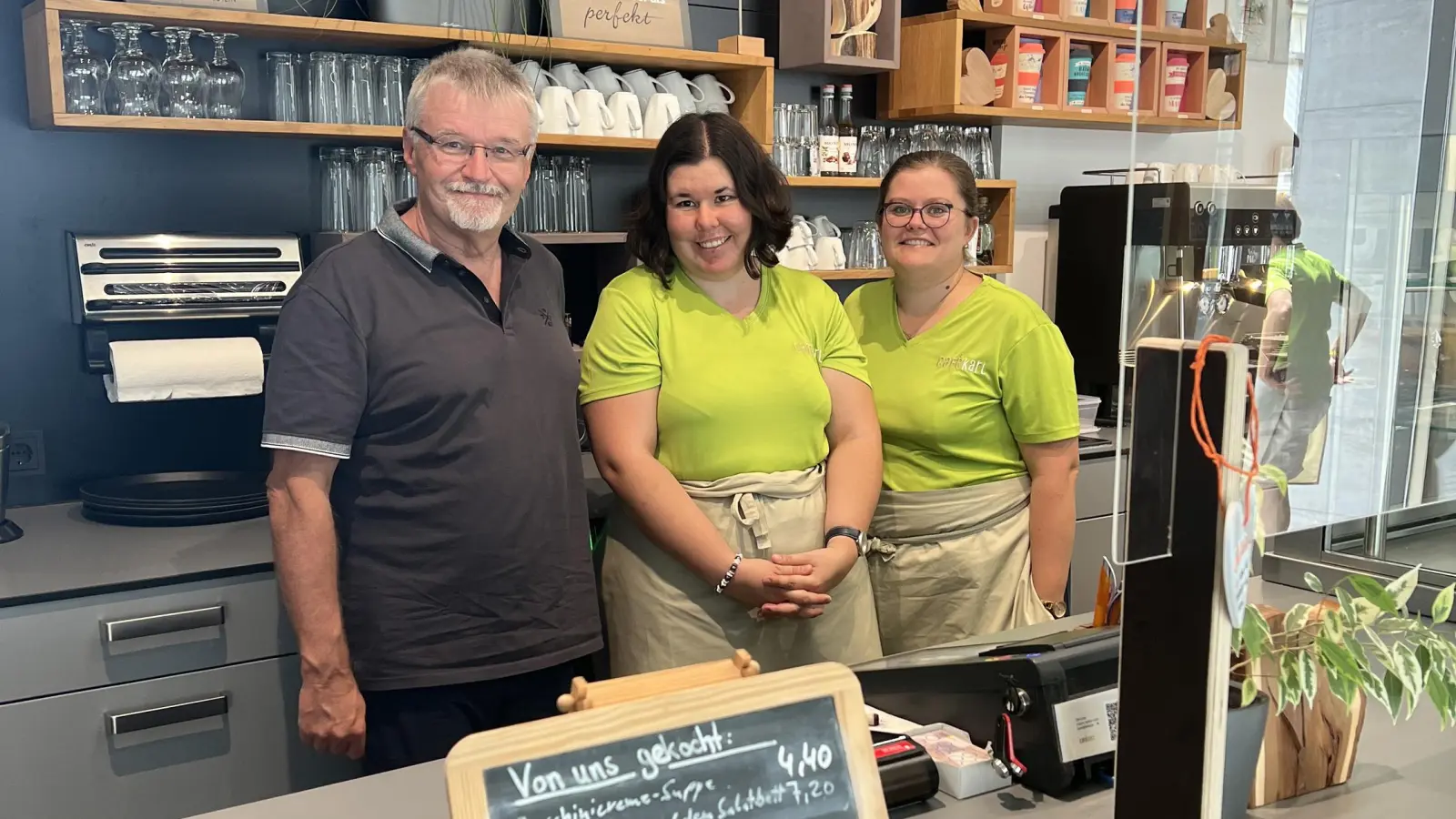 Inklusionscafés wie das Café Karl in Ansbach bringen Menschen mit und ohne Behinderung zusammen und können so Berührungsängste in der Gesellschaft abbauen. Das bestätigen auch Harald Eisner, zuständig für Marketing bei der Westmittelfränkischen Lebenshilfe Werkstätten GmbH, und die Angestellten Lea Croner und Melanie Heubusch. (Foto: Stefanie Unbehauen)