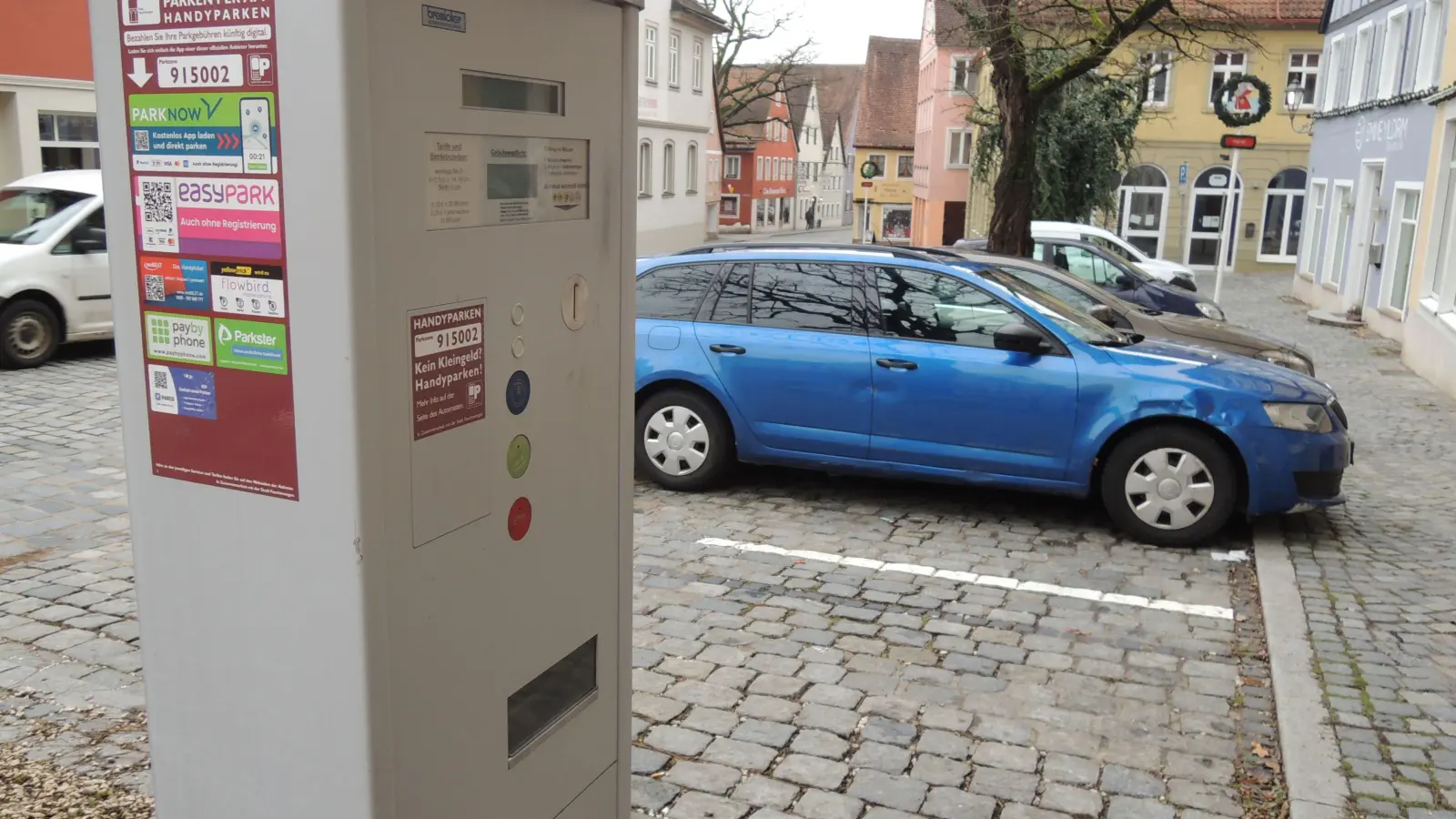 Der Parkautomat an der Unteren Torstraße in Feuchtwangen: Ab 2024 steigen die Gebühren geringfügig an. (Foto: Peter Zumach)