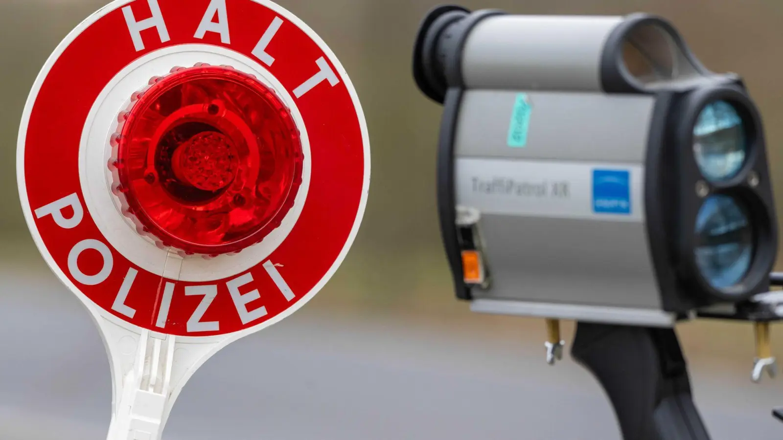 In mehreren Bundesländern will die Polizei die Geschwindigkeit von Fahrzeugen messen. (Symboldbild) (Foto: Stefan Sauer/dpa)