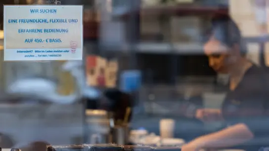 Ein ausgehängtes Gesuch nach Arbeitskräften in einem Café in Frankfurt am Main. Nach Schätzungen des Verbandes Dehoga gibt es derzeit in der Branche um die 50.000 offene Stellen. (Foto: Hannes P. Albert/dpa)