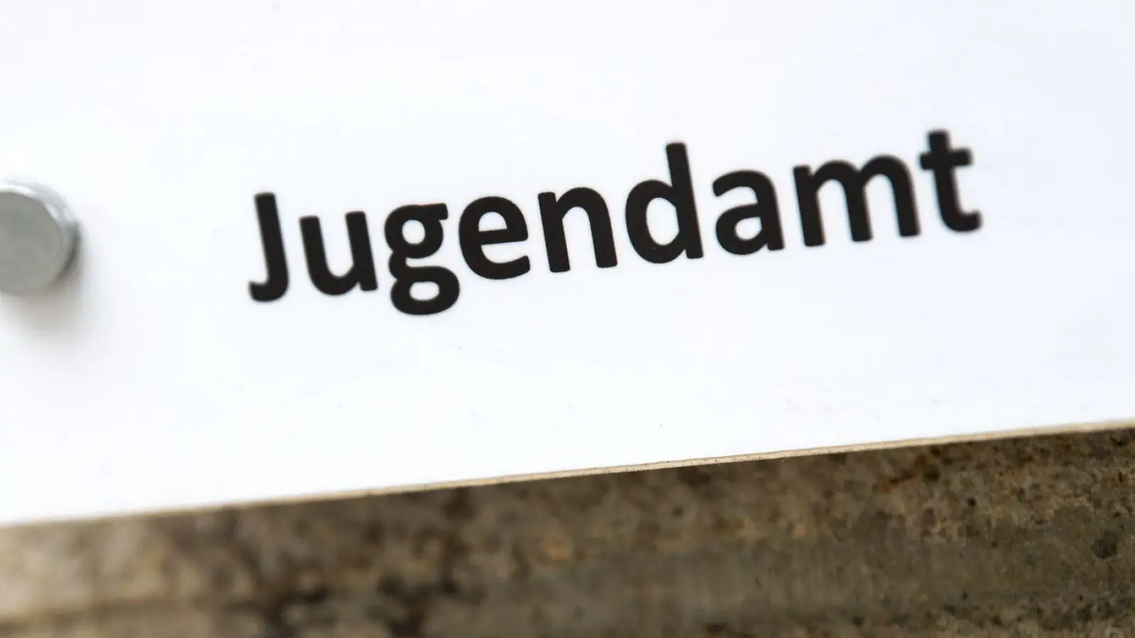 In einer akuten Krisensituation kann das Jugendamt Minderjährige vorübergehend aus der bisherigen Umgebung herausnehmen und an einem sicheren Ort unterbringen. (Archivbild) (Foto: Arno Burgi/dpa-Zentralbild/dpa)