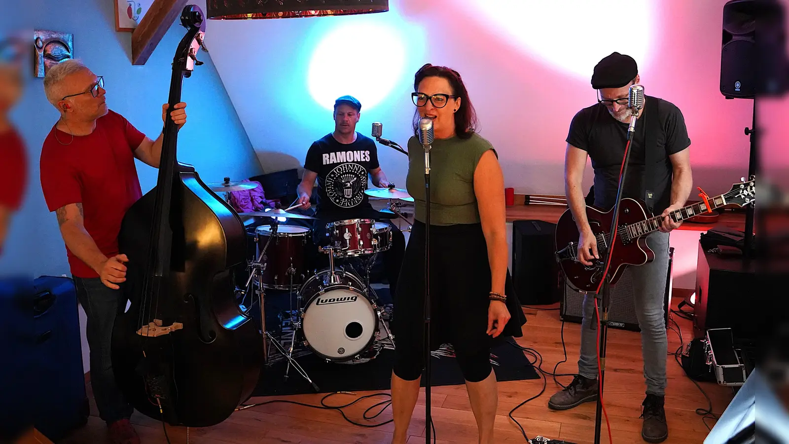 Hier proben sie noch: Auf den Auftritt beim Taubertal-Open-Air haben sich die Bandmitglieder der Fusilli Corporation intensiv vorbereitet.  (Foto: Simone Hedler)