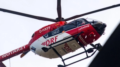 Ein Rettungshubschrauber mit der Kennung D-HXFF der Deutschen Rettungsflugwacht (DRF) fliegt zur Notaufnahme. (Foto: Stefan Sauer/dpa/Archivbild)