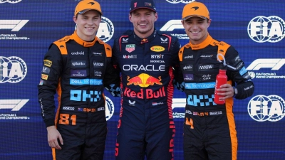 Max Verstappen (M) gewann das Qualifying vor den McLaren-Piloten Oscar Piastri (l) und Lando Norris. (Foto: Toru Hanai/AP)