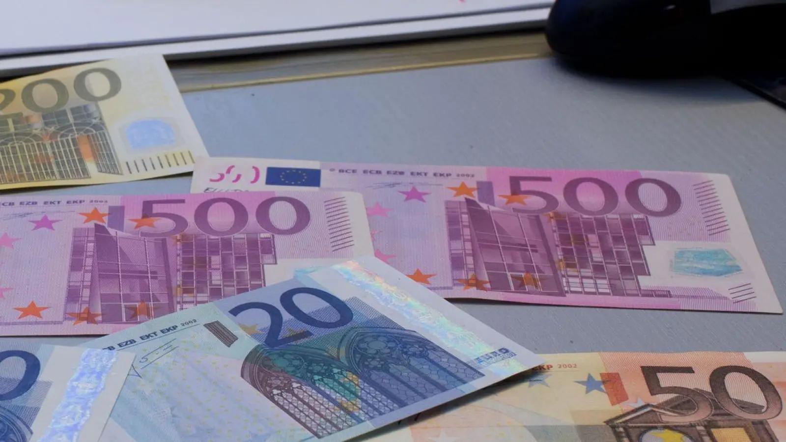 Wer weiß, wie moderne Euro-Noten aussehen, kann bei falschen Scheinen schnell reagieren. (Foto: Jens Büttner/dpa-Zentralbild/dpa-tmn)