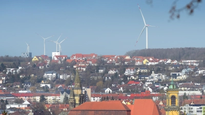 Das Windrad auf dem Strüther Plateau beherrscht das Ansbacher Stadtbild. Im Hintergrund sind die vier Windräder des NorA-Bürgerwindparks in Flachslanden zu sehen. (Foto: Jim Albright)
