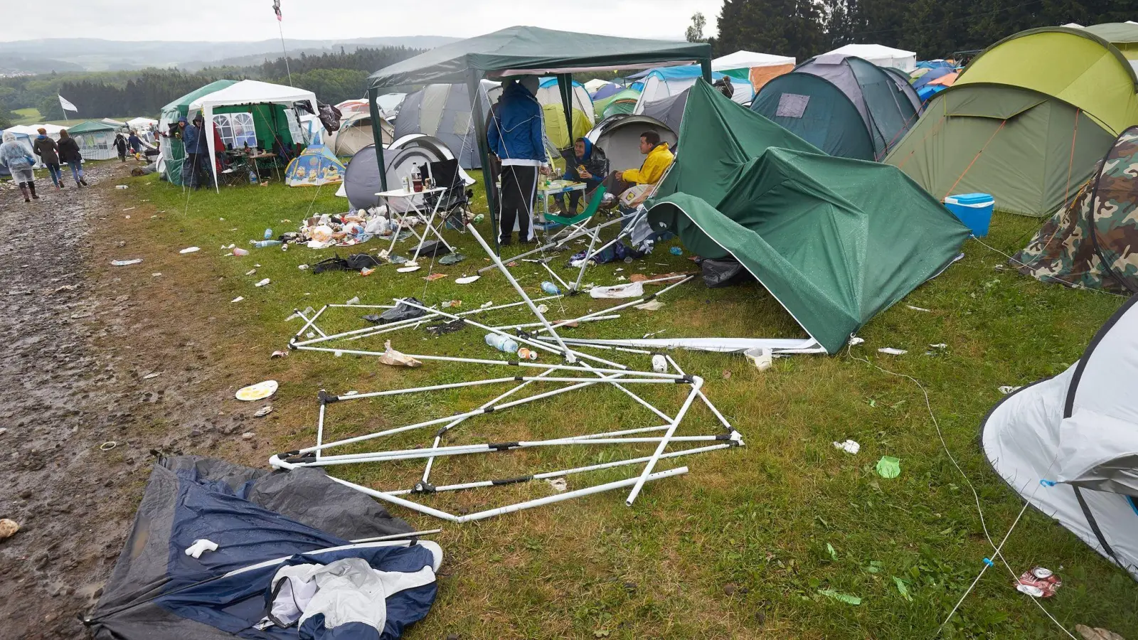 Umweltfreundliche Initiative: Bei „Rock am Ring“ zurückgelassene Zelte bekommen ein zweites Leben. (Foto: Thomas Frey/dpa)