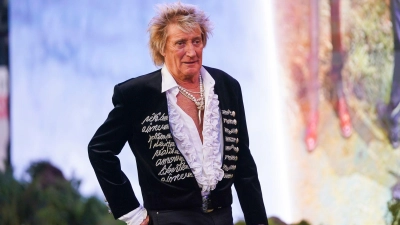 Rod Stewart hat seine letzte Tournee angekündigt. Für vier Auftritt führt diese ihn auch nach Deutschland. (Archivbild) (Foto: Alberto Pezzali/Invision/dpa)