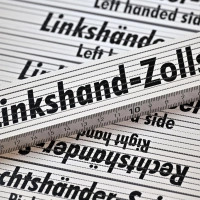 Zollstock für Linkshänder: Viele Werkzeuge sind für Rechtshänder konzipiert. (Foto: Martin Schutt/dpa/dpa-tmn)