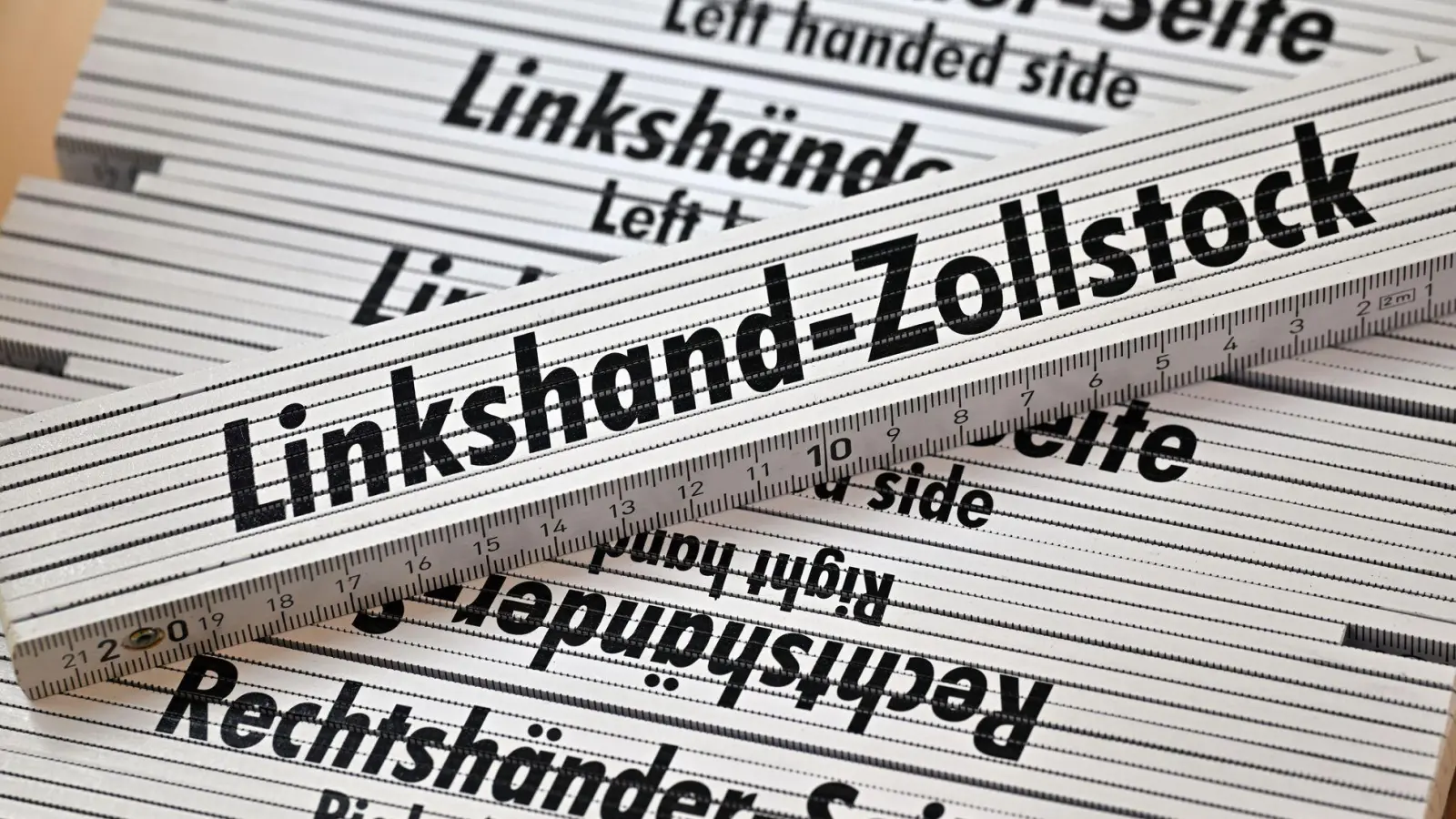 Zollstock für Linkshänder: Viele Werkzeuge sind für Rechtshänder konzipiert. (Foto: Martin Schutt/dpa/dpa-tmn)