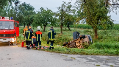 Am frühen Sonntagmorgen rutschte ein Fahrer mit seinem Pkw in den Straßengraben. Der 60-jährige Mitfahrer konnte nur noch tot geborgen werden.  (Foto: NEWS5 / Oßwald)