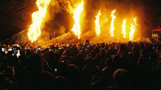 In einer spektakulären „Teufelsnacht“ haben Japanerinnen und Japaner bei einem der größten Feuerfeste des Landes „böse Geister“ vertrieben. (Foto: Daizenji Tamataregu/dpa)