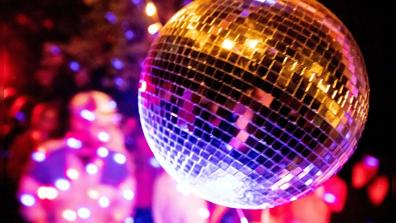 Findet die Weihnachtsfeier außerhalb der Arbeitszeit statt, ist die Teilnahme immer freiwillig. (Foto: Christoph Soeder/dpa/dpa-tmn)