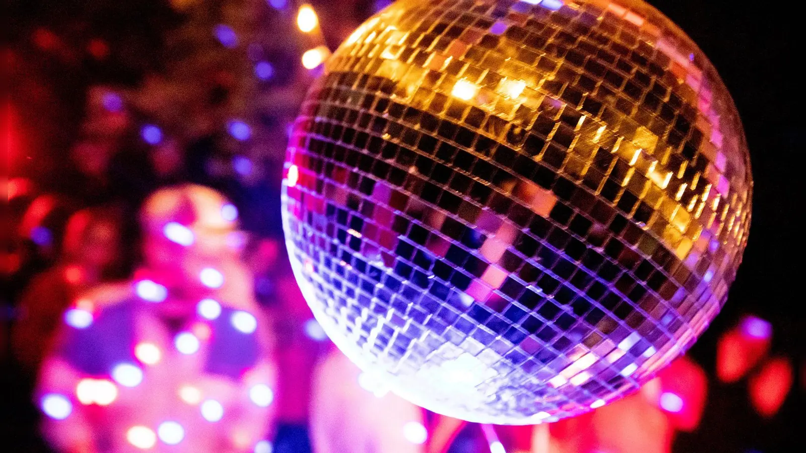 Findet die Weihnachtsfeier außerhalb der Arbeitszeit statt, ist die Teilnahme immer freiwillig. (Foto: Christoph Soeder/dpa/dpa-tmn)