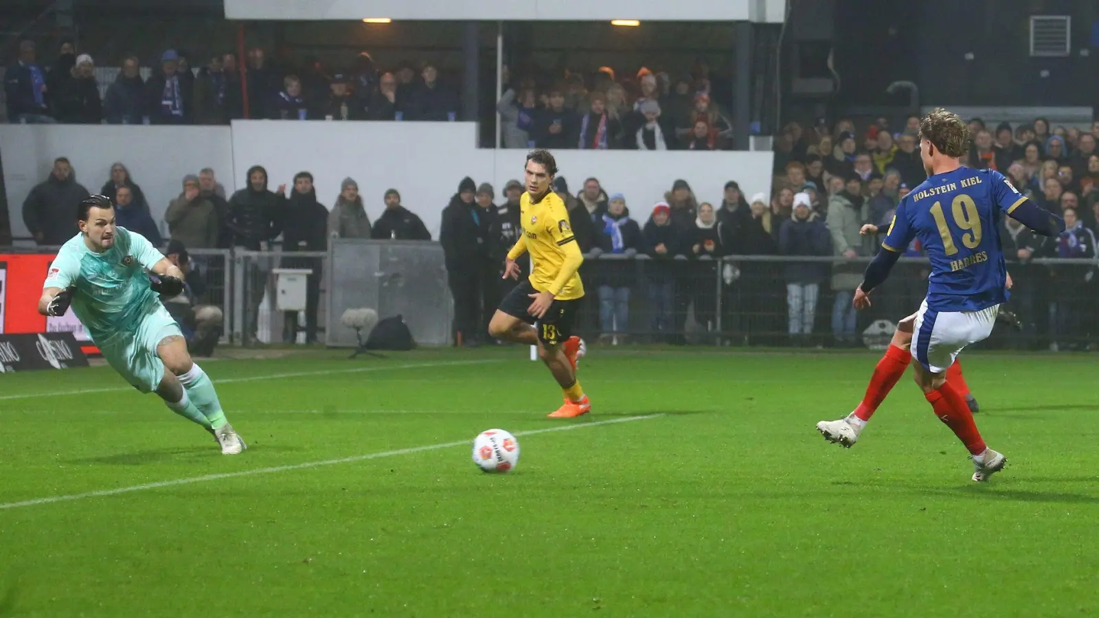Phil Harres (Holstein Kiel) erzielt das Tor zum zwischenzeitlichen 1:1. (Foto: Michael Hundt/dpa)