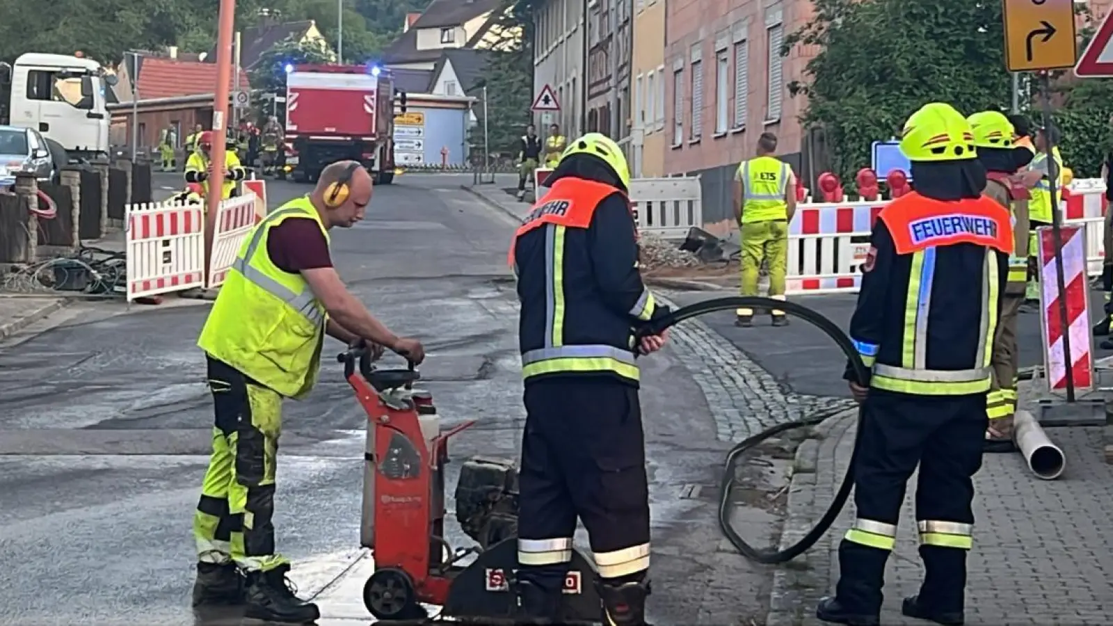 In Burgbernheim wird die Straße aufgefräst, weil Gas ausgetreten ist. (Foto: Kreisfeuerwehrverband)