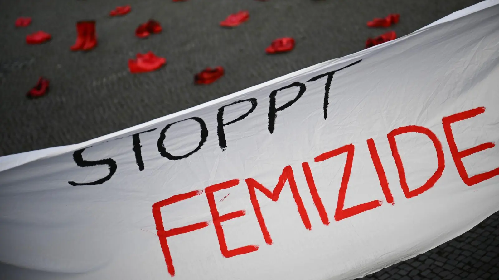 Im vergangenen Jahr starben nach einer Auswertung des Landeskriminalamts 40 Mädchen und Frauen in Bayern bei einem Femizid. (Symbolbild)  (Foto: Sebastian Gollnow/dpa)