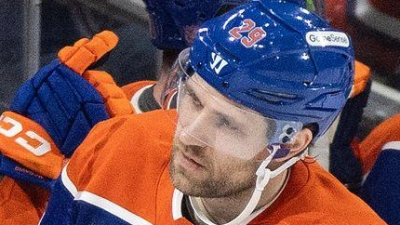 Leon Draisaitl durfte sich für zwei Tore von den Kollegen feiern lassen. (Foto: Jason Franson/The Canadian Press/AP/dpa)
