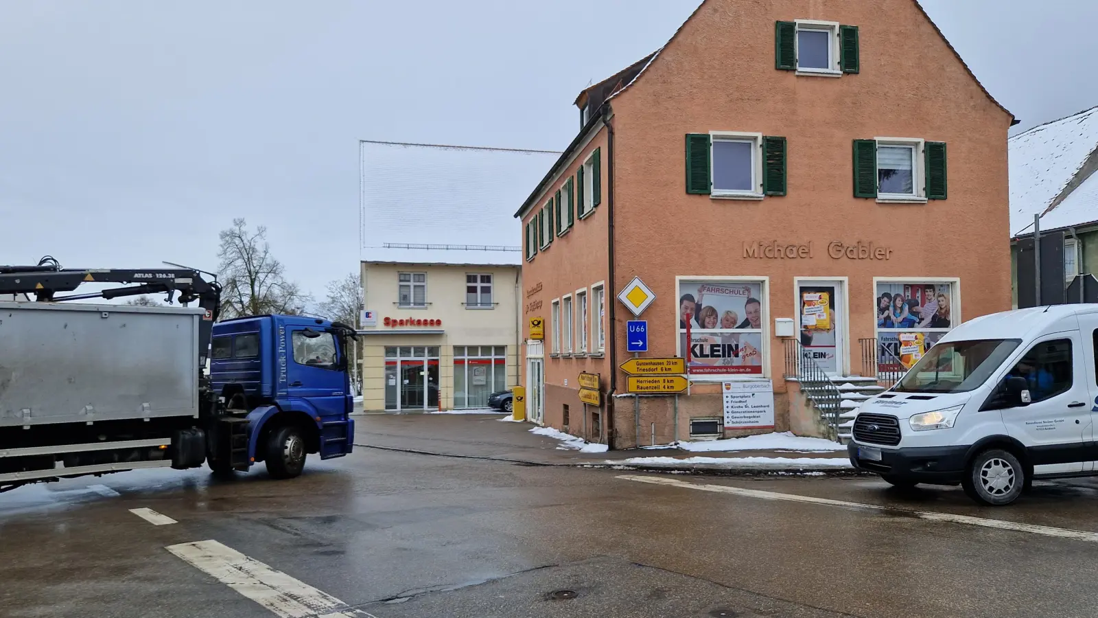Das Abbiegen an der Burgoberbacher Kreuzung ist für längere Fahrzeuge derzeit nicht unbedingt vergnügungssteuerpflichtig. Im Zuge des Umbaus soll Abhilfe geschaffen werden. (Foto: Andrea Walke)