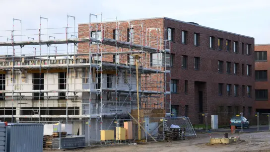 Mehrfamilienhäuser mit Wohnungen werden im Neubaugebiet Wasserstadt in Hannover gebaut. (Foto: Julian Stratenschulte/dpa)