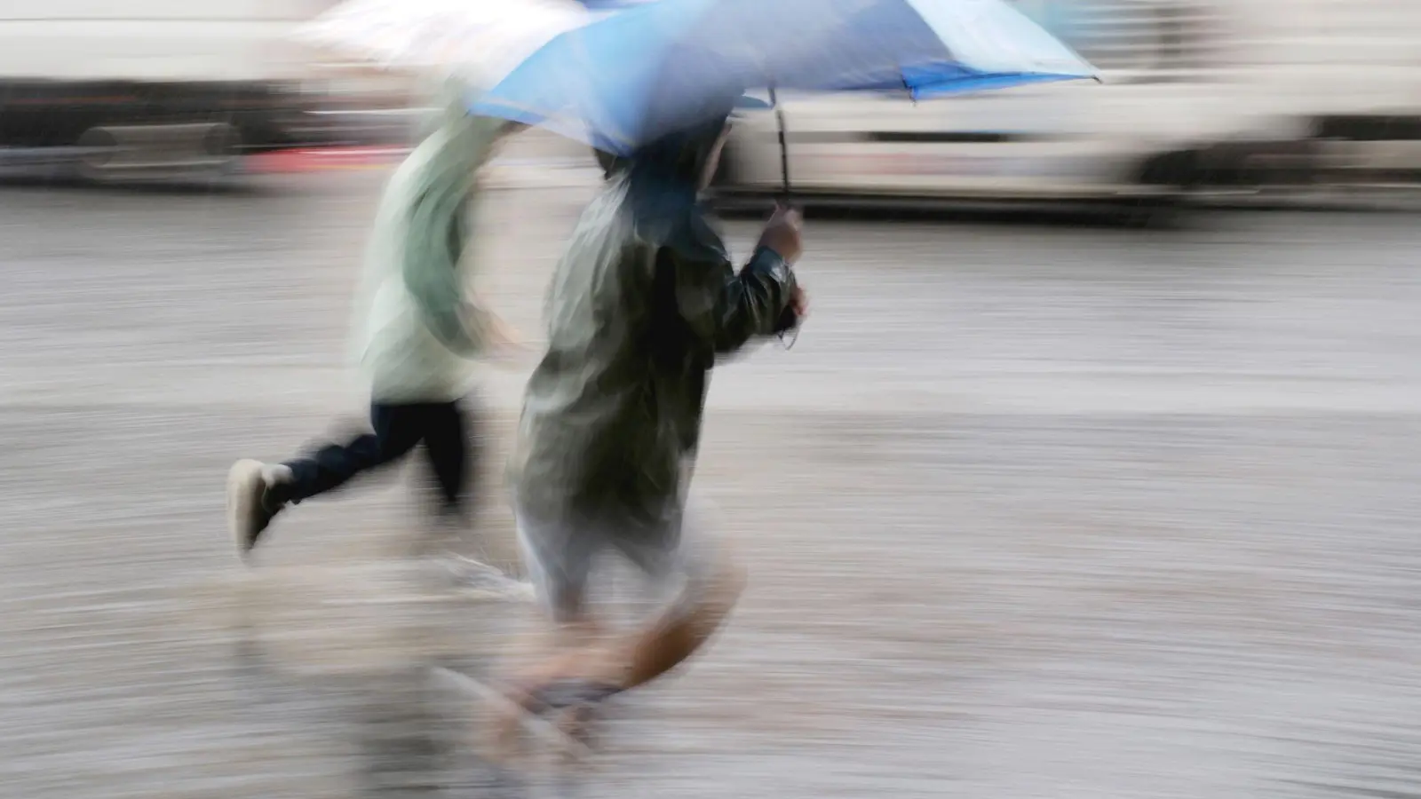 Regenschirme werden auch zu Beginn der Woche im Freistaat benötigt. (Symbolbild) (Foto: Peter Kneffel/dpa)