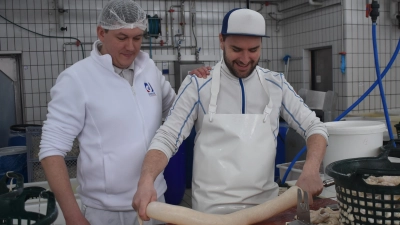 Geschäftsführer Maximilian Hartl (links) und Produktionsleiter Sebastian Thürauf zeigen die Verarbeitung eines Schweinedarms. (Foto: Ute Niephaus)