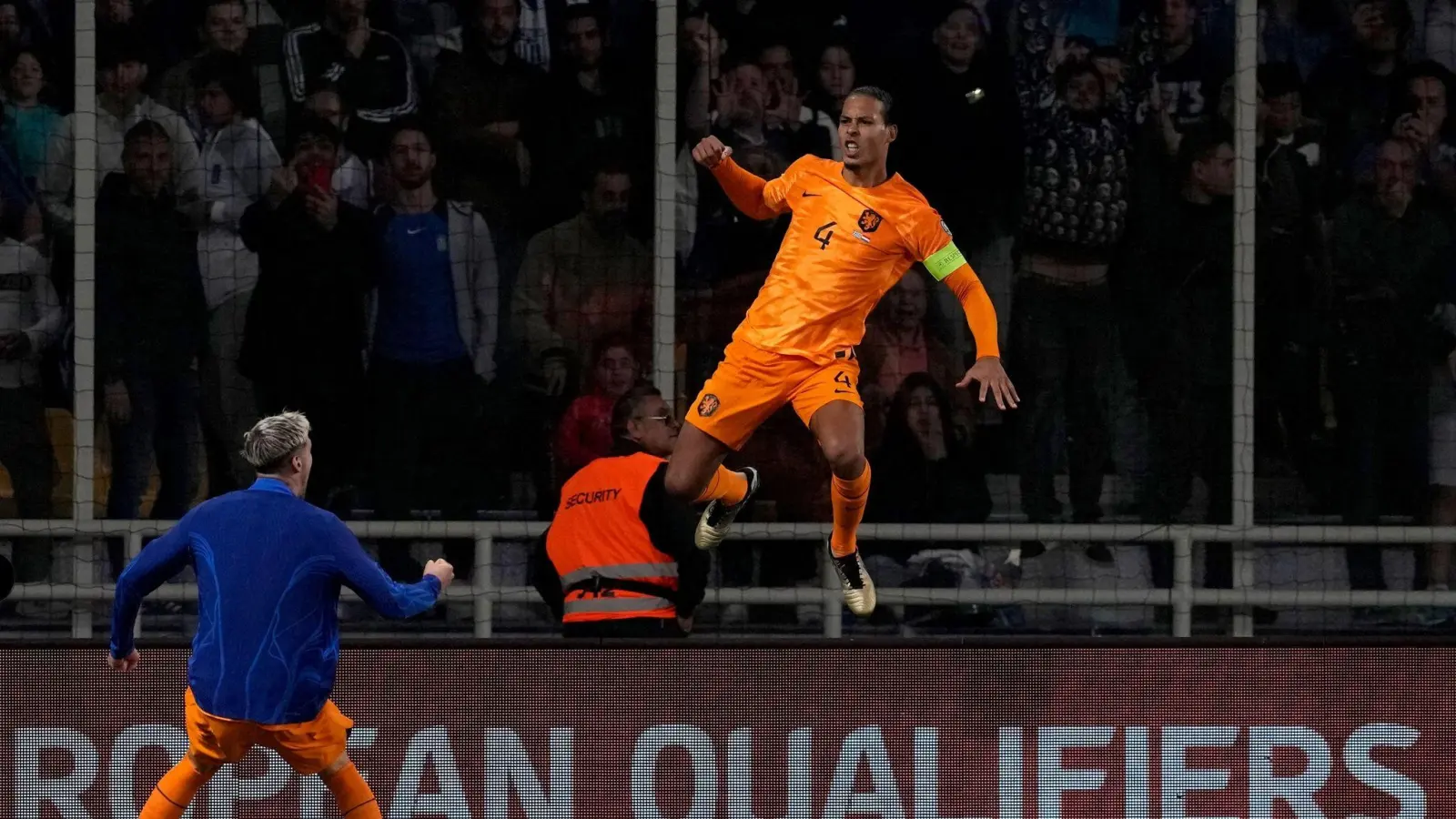Virgil van Dijk erzielte kurz vor Schluss den wichtigen Siegtreffer für die Niederlande. (Foto: Thanassis Stavrakis/AP/dpa)
