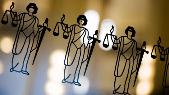 Justitia-Figuren an einer Scheibe am Eingang eines Gerichtsgebäudes. (Foto: Rolf Vennenbernd/dpa/Symbolbild)