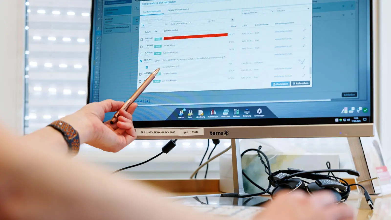 Patienten können in der E-Akte selber sehen, was Ärzte eintragen. (Archivbild) (Foto: Daniel Karmann/dpa)