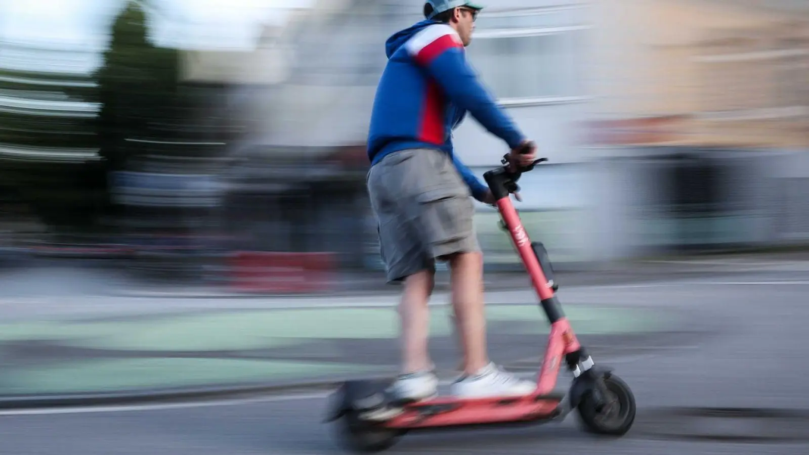 Die Polizei kontrolliert mehrere Jugendliche auf E-Scootern. (Symbolbild) (Foto: Christian Charisius/dpa)