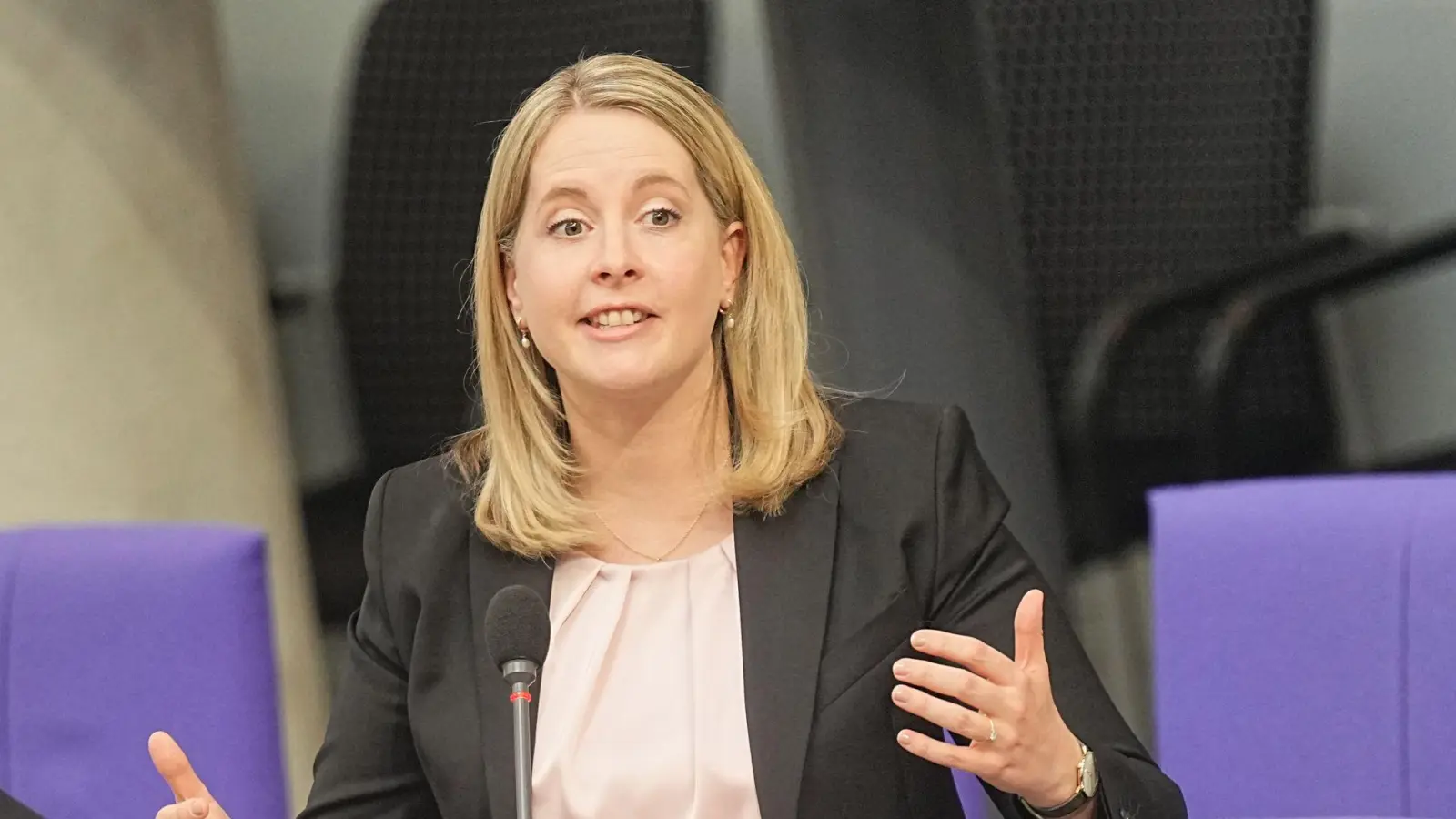 Bundesbauministerin Verena Hubertz will die Baukosten drücken und mehr Wohnraum schaffen (Foto: Michael Kappeler/dpa)