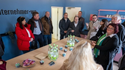 Erster Treffpunkt bei der Besichtigung der Unternehmer-WG war für die Mitglieder des Kreisausschusses die Küche, in der Landrat Dr. Christian von Dobschütz noch einmal die Konzeption erläuterte.  (Foto: Mirko Fryska)