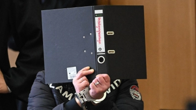 Einer der Angeklagten im Prozess um mutmaßliche Folter.  (Foto: Julian Stratenschulte/dpa)