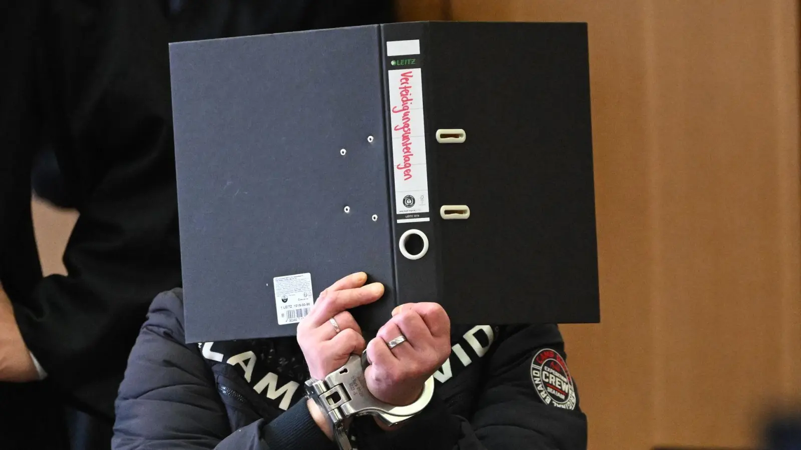 Einer der Angeklagten im Prozess um mutmaßliche Folter.  (Foto: Julian Stratenschulte/dpa)