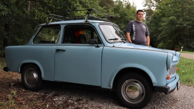 Der Trabant 601 ist das dritte und meistgebaute Modell der Trabi-Baureihe. Fabian Kroninger hat ihn in „Gletscherblau“ gekauft. (Foto: Antonia Müller)