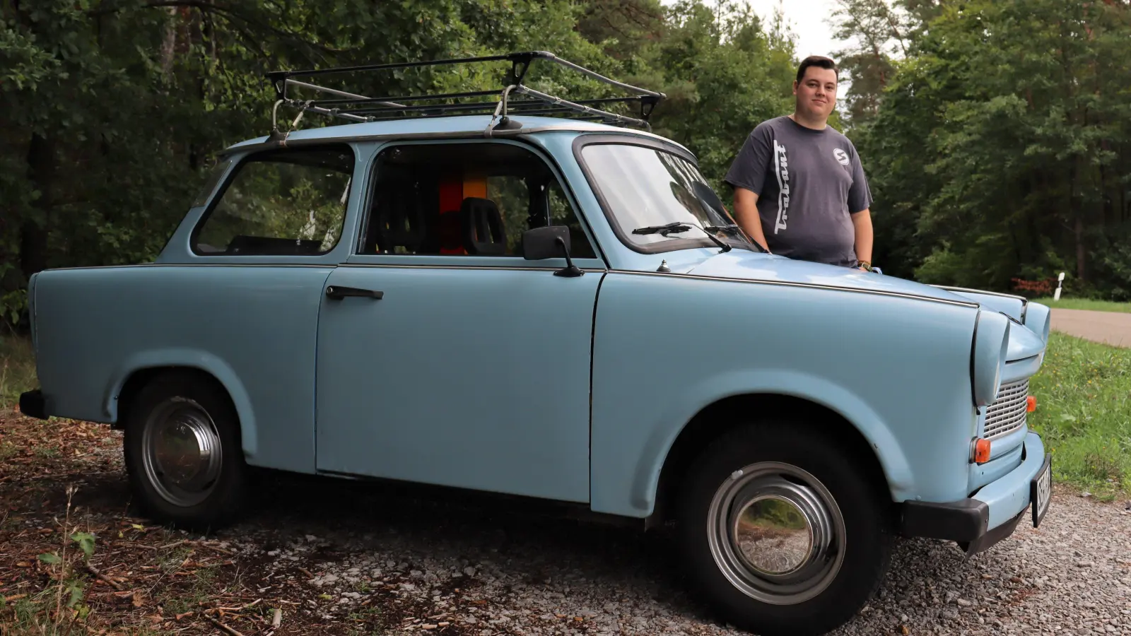 Der Trabant 601 ist das dritte und meistgebaute Modell der Trabi-Baureihe. Fabian Kroninger hat ihn in „Gletscherblau“ gekauft. (Foto: Antonia Müller)