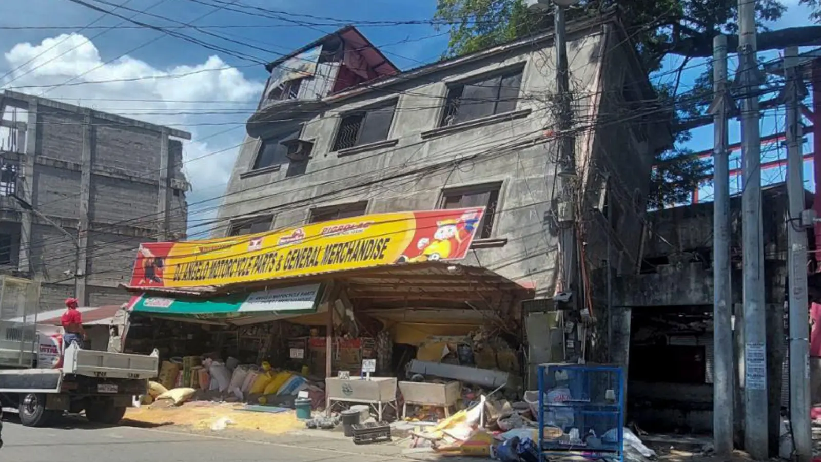 Ein beschädigtes Gebäude liegt auf der Seite, nachdem ein starkes Beben Bangued in der Provinz Abra im Norden der Philippinen erschüttert hat. (Foto: Uncredited/AP/dpa)