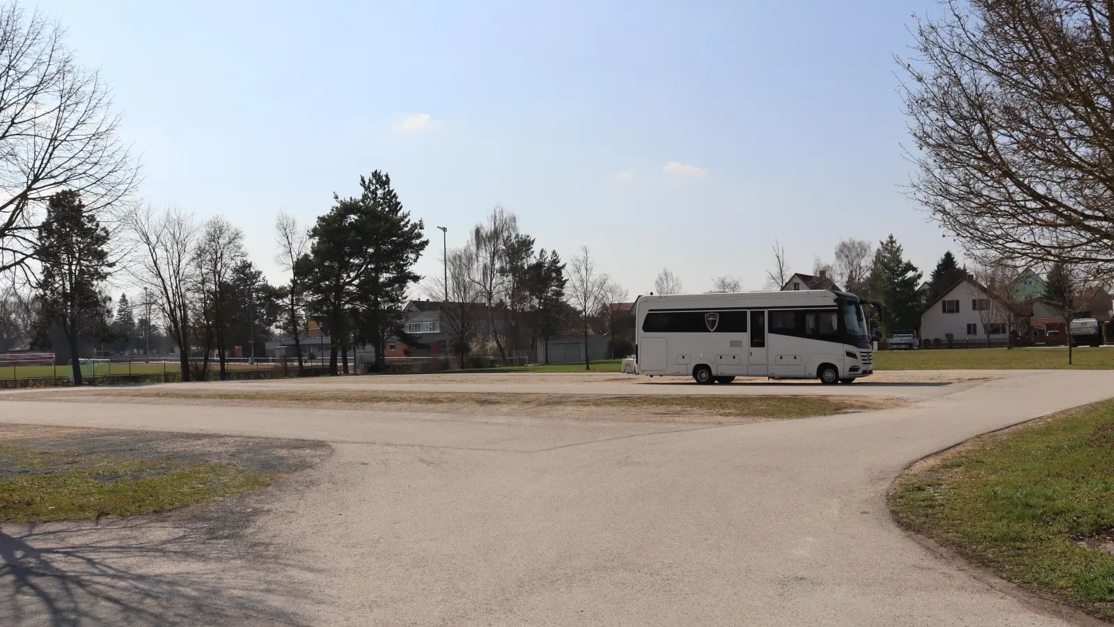 Bislang wird das Areal als Parkplatz genutzt. In Zukunft werden hier Kinder- und Jugendliche aus Neuendettelsau und der Umgebung unterrichtet. (Foto: Antonia Müller)