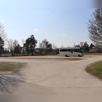 Auf einer Fläche neben dem Alfred-Kolb-Sportzentrum wird die neue Schule in Neuendettelsau gebaut. Der Gemeinderat hat jetzt beschlossen, welche Bauweise zum Einsatz kommen soll. (Archivbild: Antonia Müller)
