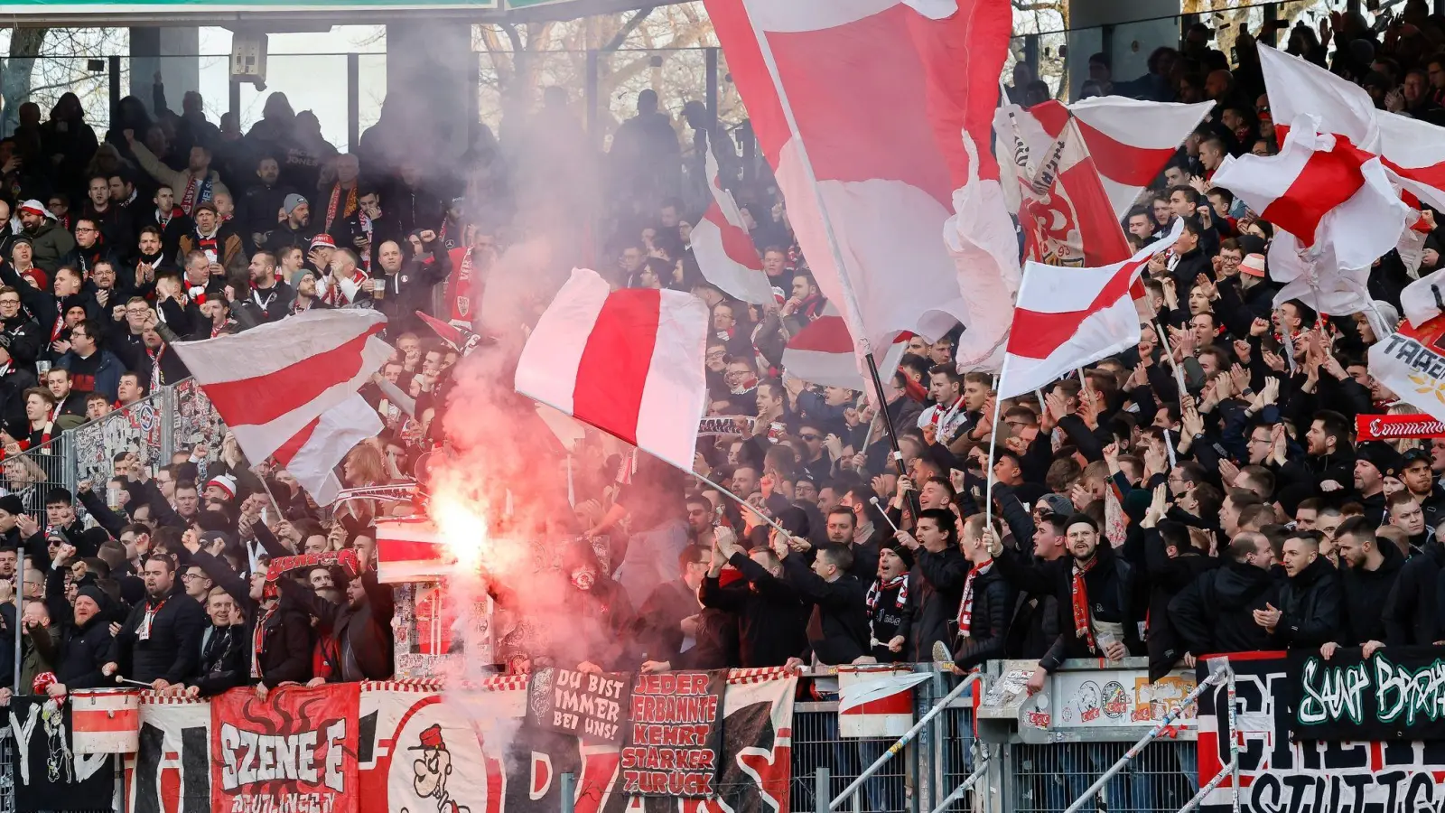 Fans des VfB Stuttgart brennen vor Spielbeginn Pyro ab. (Foto: Daniel Löb/dpa)