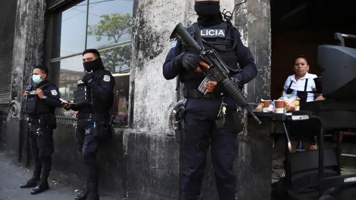 Schwer bewaffnete Polizisten bewachen die Straßen in der Innenstadt von San Salvador. (Foto: Salvador Melendez/AP/dpa)