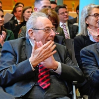 Hans Maurer bei einer Veranstaltung 2024: Für sein Lebenswerk erhält der Ansbacher Politiker auch posthum viel Applaus. (Archivbild: Jim Albright)