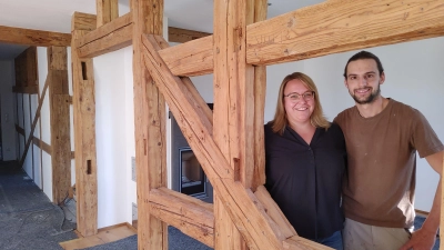 Andrea und Dominik Herschner blicken von ihrem künftigen Wohnzimmer in die neue Küche. Am kommenden Sonntag gewähren sie beim Tag des offenen Denkmals einen Einblick in die ehemalige Mühle. (Foto: Katrin Merklein)