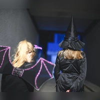 Sicher im Straßenverkehr: Die Halloween-Verkleidung sollte die Sicht der Kinder beim Gehen und Überqueren der Straße nicht einschränken. (Foto: Sebastian Gollnow/dpa/dpa-tmn)