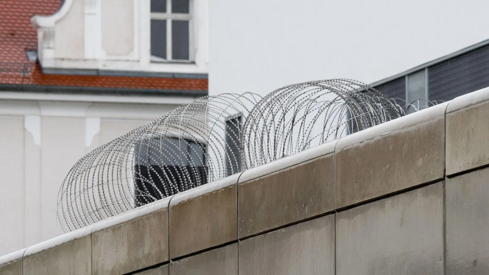 Wurden Handys und Drogen in die JVA Regensburg geschleust? (Archivbild) (Foto: picture alliance / Armin Weigel/dpa)